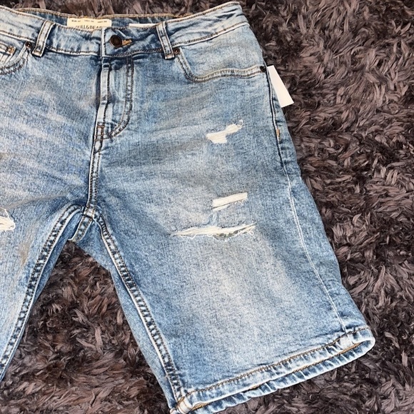 Pull & Bear Slim fit denim Bermuda shorts with rip details, a five-pocket. - Picture 4 of 10